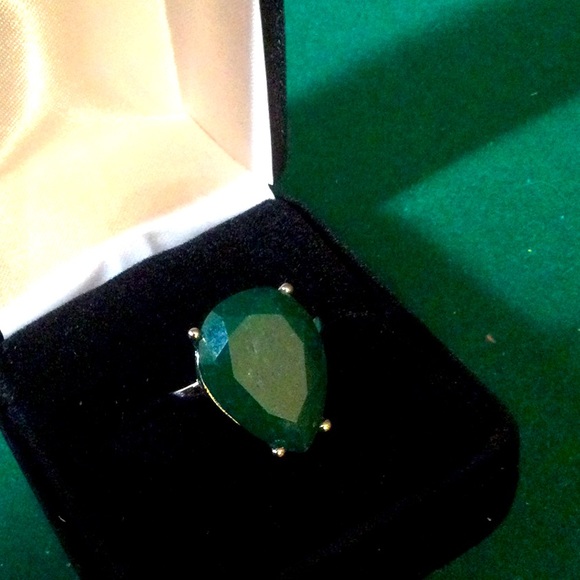 Exquisite Genuine Emerald Ring - Picture 10 of 11